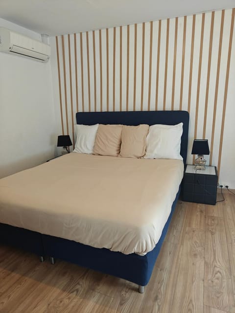 Chambre climatisée cosy Auberge du Manala Hôtel 24-24 Hostel in Saint-Louis