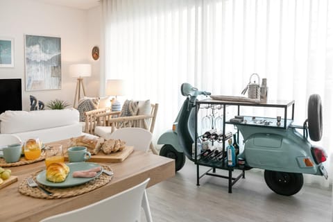 TV and multimedia, Living room, Food and drinks, Decorative detail, Seating area, Dining area
