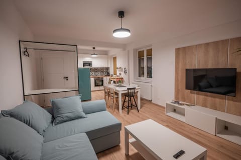 Bed, TV and multimedia, Coffee/tea facilities, Kitchen or kitchenette, Living room, Seating area, Dining area, Street view, Street view, Area and facilities, locker, locker, stove, wardrobe, kitchen