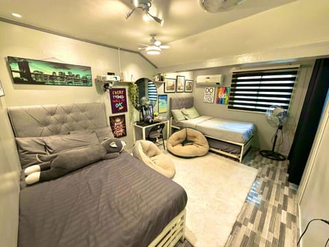 Bed, TV and multimedia, Photo of the whole room, Bedroom