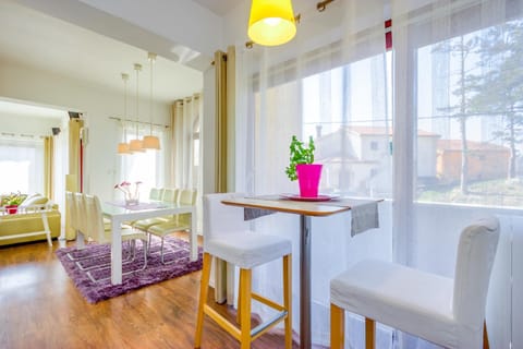 Day, Seating area, Dining area, Sunrise