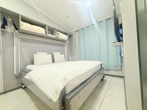 Bed, TV and multimedia, Photo of the whole room, Bedroom, towels, wardrobe