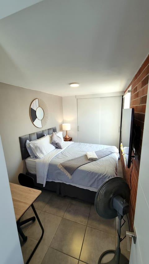 Bed, TV and multimedia, View (from property/room), Photo of the whole room, Bedroom