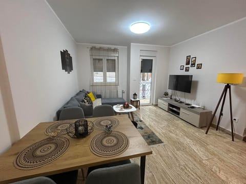 Communal lounge/ TV room, TV and multimedia, Living room, Dining area, Inner courtyard view