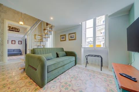 TV and multimedia, Balcony/Terrace, Living room, Seating area, Street view, air conditioner
