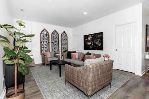 Private Suite in Upscale Neighborhood Apartment in Huntsville