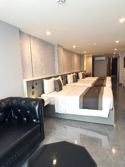 Bed, Living room, Photo of the whole room, Seating area, Bedroom