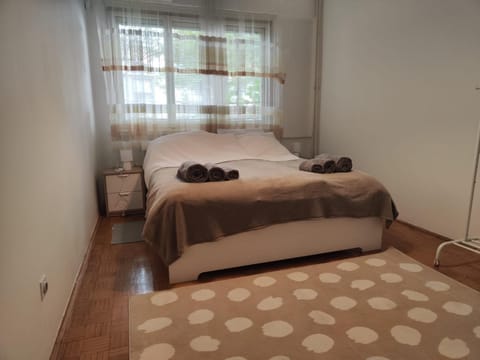 Photo of the whole room, Bedroom, towels