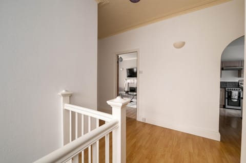 Spacious Apartment - Parking - Sleeps 5 Apartment in Grimsby