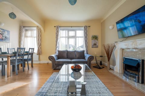 Spacious Apartment - Parking - Sleeps 5 Apartment in Grimsby