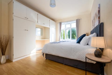 Spacious Apartment - Parking - Sleeps 5 Apartment in Grimsby