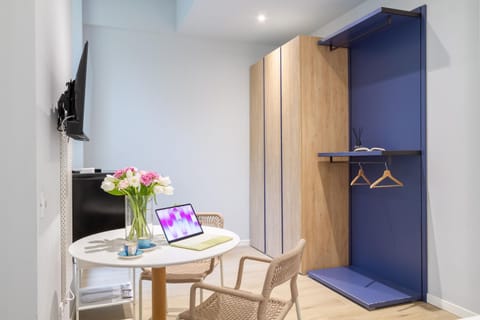 TV and multimedia, Living room, Seating area, Dining area, wardrobe