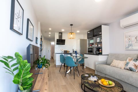 TV and multimedia, Kitchen or kitchenette, Living room, Food and drinks, Seating area, Dining area, Food, minibar, air conditioner