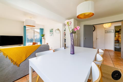 TV and multimedia, Seating area, Dining area