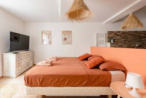 Bed, TV and multimedia, Bedroom