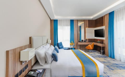 Communal lounge/ TV room, Bed, TV and multimedia, Living room, Photo of the whole room, Seating area, Bedroom, hair dresser
