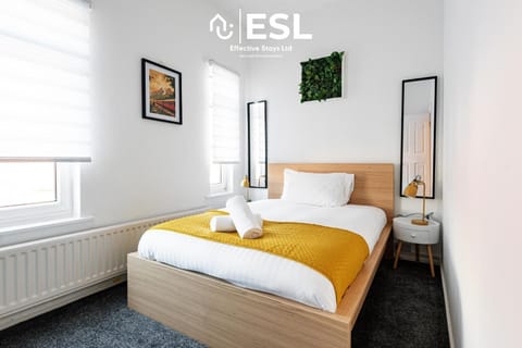 3 bedroom House - Next to Wrexham FC Racecourse Stadium House in Wrexham