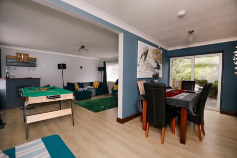 Communal lounge/ TV room, Living room, Seating area, Dining area, Evening entertainment