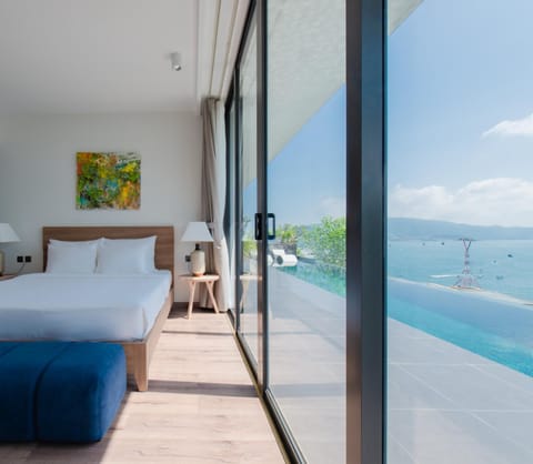 Bed, Day, Natural landscape, Balcony/Terrace, Photo of the whole room, Bedroom, Lake view, Pool view, Sea view, Swimming pool, sunbed