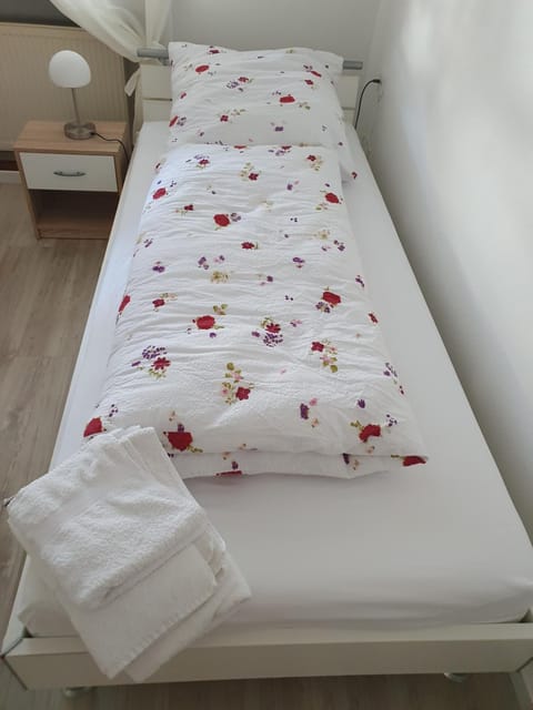Bed, Photo of the whole room, Bedroom, internet, internet, locker, locker, towels