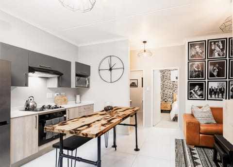 Kitchen or kitchenette, Lounge or bar