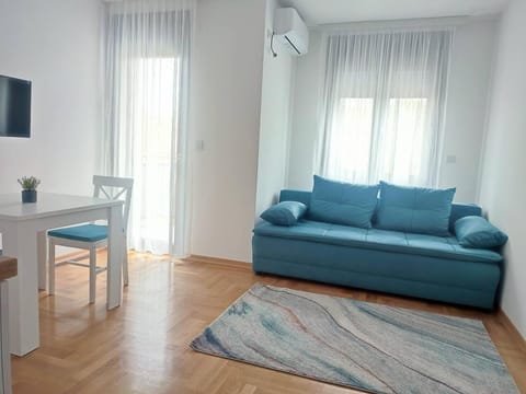 Bed, Living room, Photo of the whole room