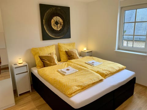 Bed, Bedroom, towels