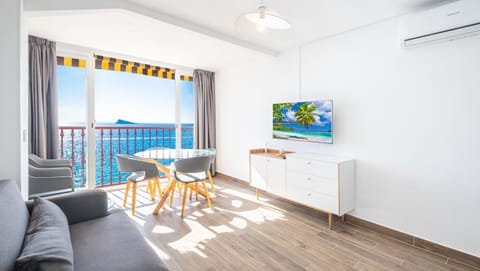Natural landscape, TV and multimedia, View (from property/room), Living room, Dining area, Sea view, air conditioner