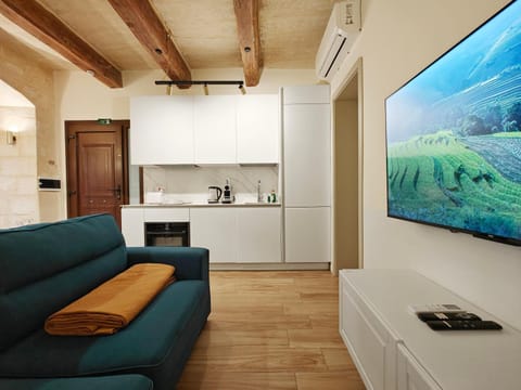 TV and multimedia, Coffee/tea facilities, Kitchen or kitchenette, Living room, Seating area, oven, toaster, air conditioner