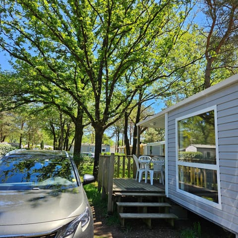 Property building, Patio, Parking