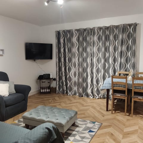 Communal lounge/ TV room, TV and multimedia, Living room, Seating area, Dining area