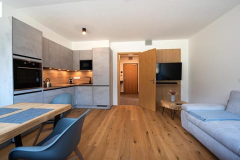 TV and multimedia, Kitchen or kitchenette, Seating area, Dining area, stove