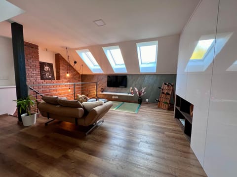 Communal lounge/ TV room, TV and multimedia, Living room, Seating area