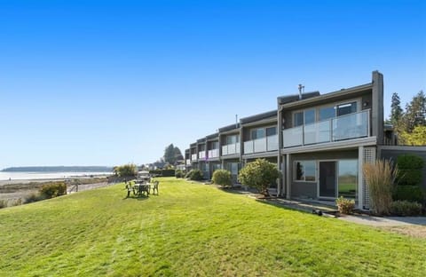 Oceanfront Studio with Loft - amazing views! Resort in Qualicum Beach