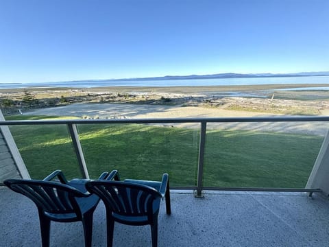 Oceanfront Studio with Loft - amazing views! Resort in Qualicum Beach