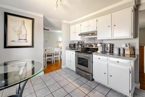 Coffee/tea facilities, Kitchen or kitchenette, dishwasher, oven, stove, toaster