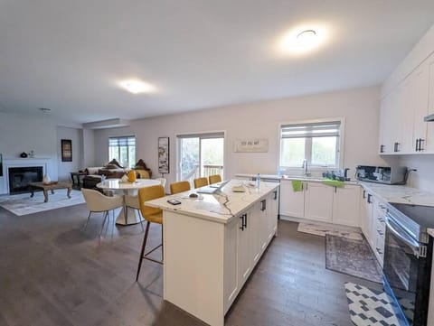 Kitchen or kitchenette, Dining area, dishwasher, minibar, pet friendly, stove, toaster, kitchen