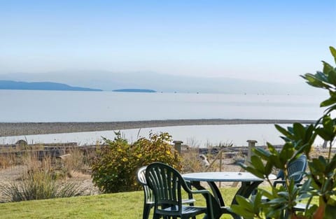 Beachfront King Bed Studio Suite Resort in Qualicum Beach