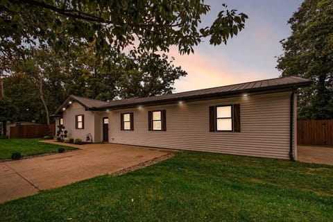 Sunset Point-Riverfront,SwimSpa,Kayaks,30 Min ND Villa in Elkhart