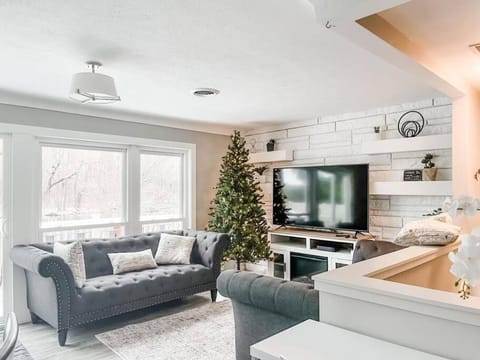 Arrowhead Riverfront Kayaks/Patio 30 Min to ND! Villa in Indiana