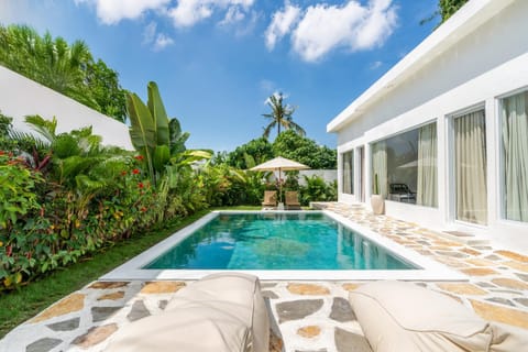 Property building, Patio, Day, Natural landscape, Garden, Garden view, Pool view, Swimming pool, sunbed