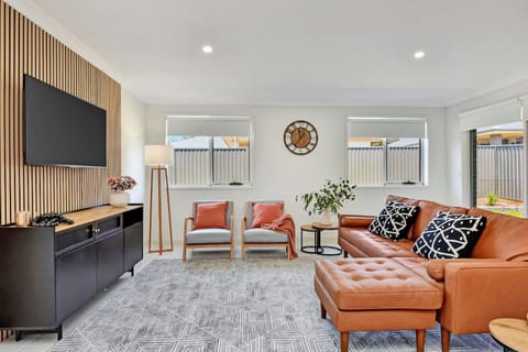 TV and multimedia, Kitchen or kitchenette, Living room, Seating area