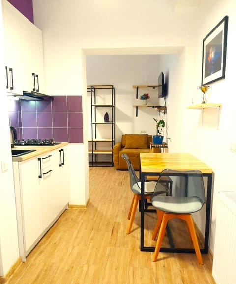 TV and multimedia, Kitchen or kitchenette, Dining area, oven, stove
