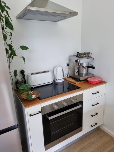 Coffee/tea facilities, stove