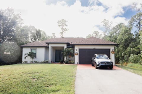 Property building, Natural landscape, Garden, Garden view, Parking