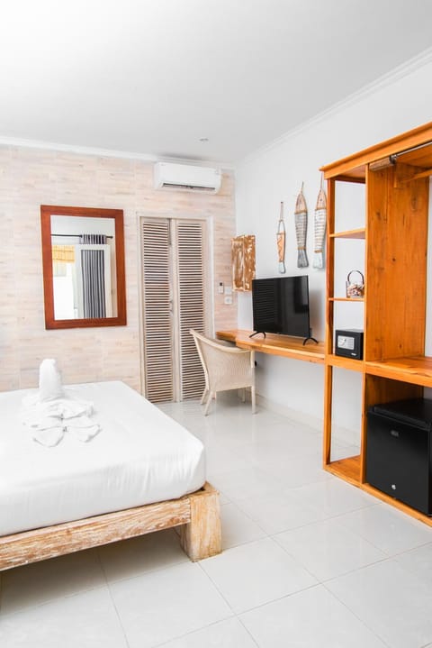 Bed, TV and multimedia, Photo of the whole room, wardrobe, air conditioner