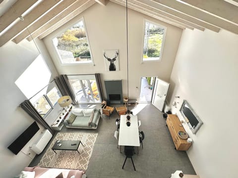 Communal lounge/ TV room, TV and multimedia, Living room, Seating area, Evening entertainment