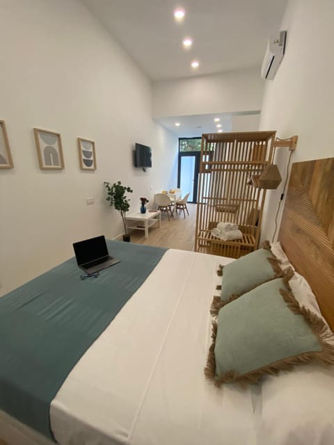Bed, Photo of the whole room, Seating area, air conditioner