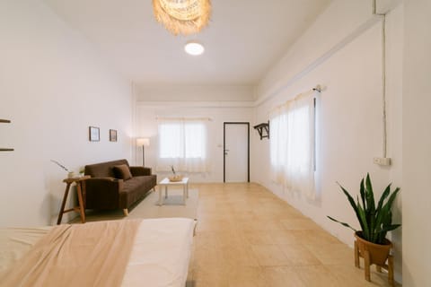 Photo of the whole room, Seating area