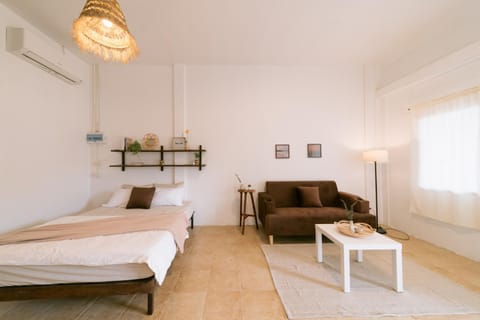 Bed, Living room, Photo of the whole room, Seating area, Bedroom, air conditioner